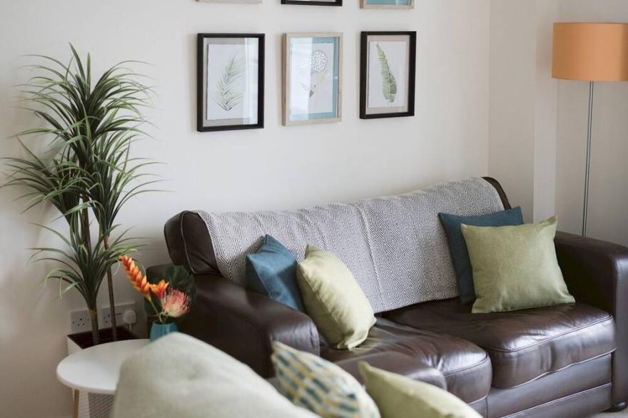 Pass the Keys | Lovely 2-bed Glasgow Harbour with Parking and Views