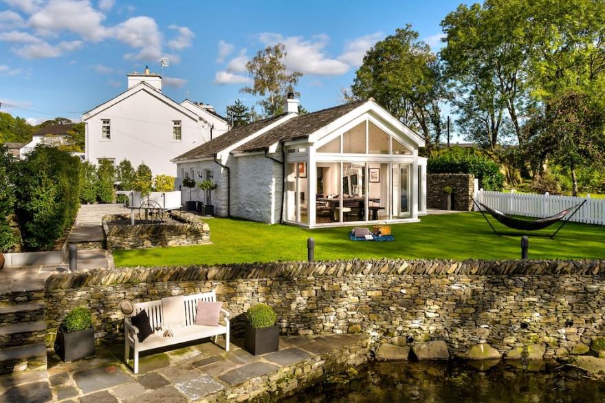 NEW - 5 Star - Luxury Riverside Retreat