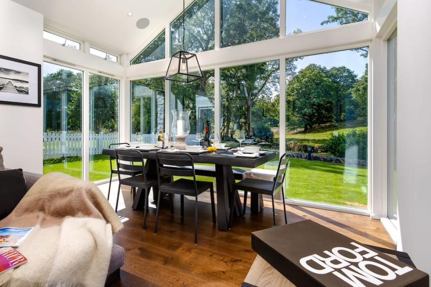 NEW - 5 Star - Luxury Riverside Retreat