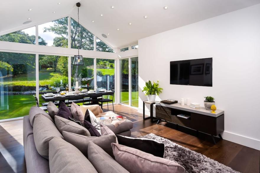 NEW - 5 Star - Luxury Riverside Retreat