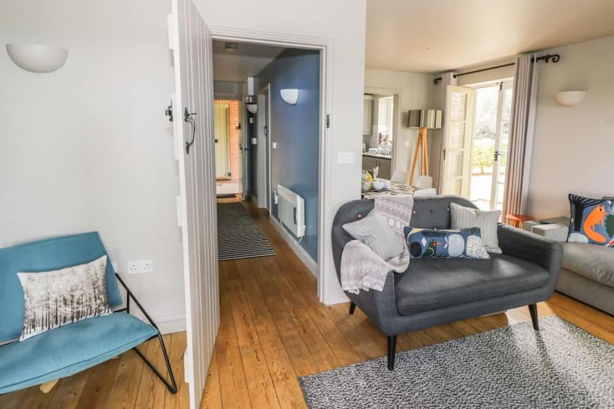 CARP'S RISE, family friendly, with pool in Somerford Keynes