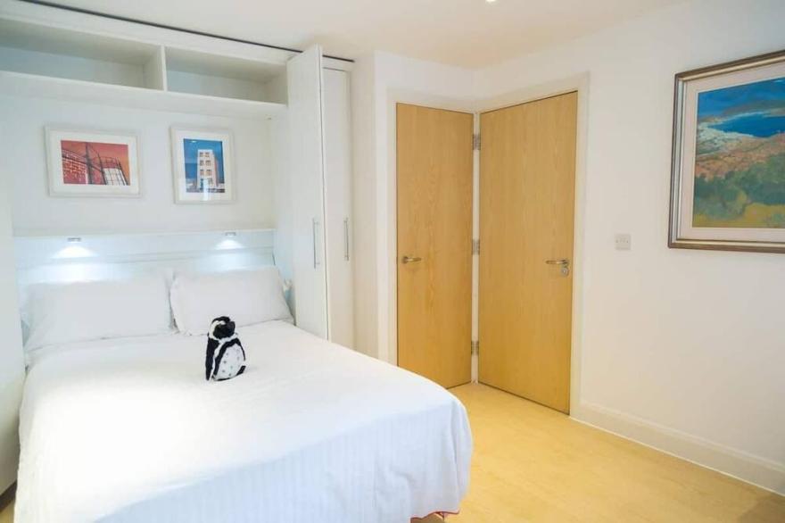 Chic City Centre Studio, Moments From Wills Memorial!