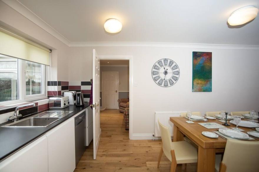 Stunning 4 Bed Dethatched House