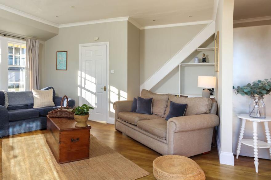 Magdala - 5 BR property Sleeps 10 w/stunning views