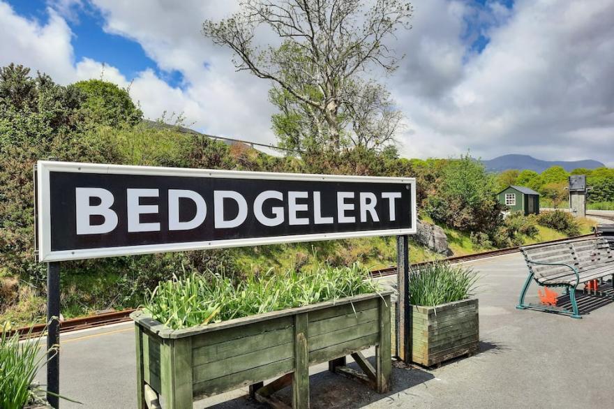 SWN YR AFON, pet friendly, character holiday cottage in Beddgelert