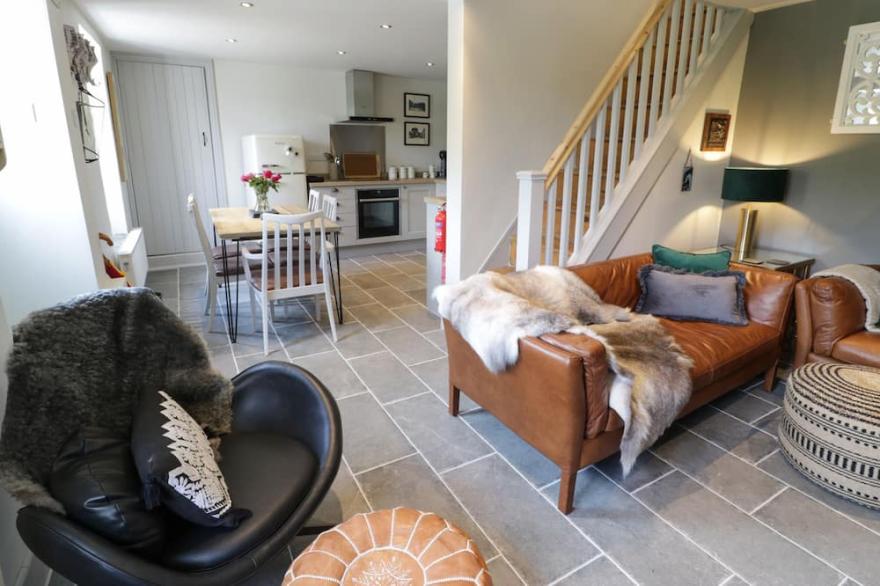 SWN YR AFON, pet friendly, character holiday cottage in Beddgelert