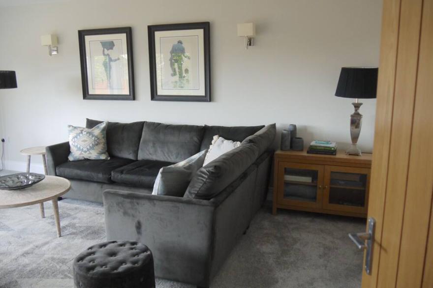 DUKES MEADOW, pet friendly, with a garden in Newcastle