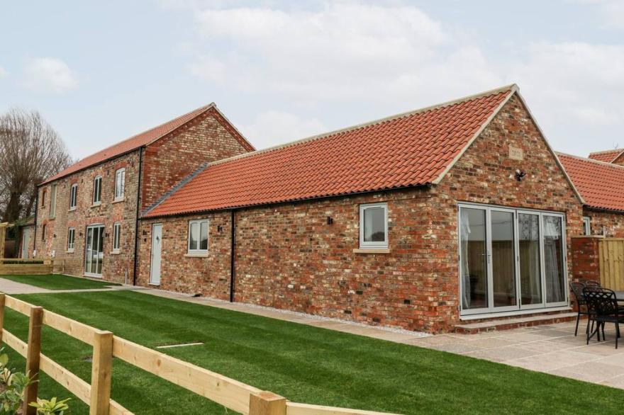 THE CART HOUSE, character holiday cottage in Wilberfoss