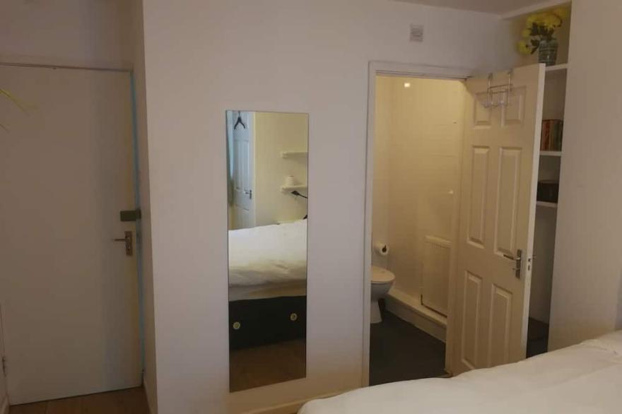 En-suite double room with shared kitchen 15 minute-walk from King's College