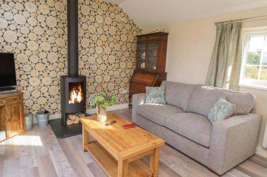 LANGHAM HOUSE COTTAGE, pet friendly, luxury holiday cottage in Lifton