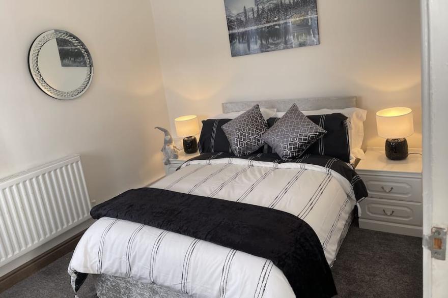 Luxury Cozy Cottage w/ HUGE Hot Tub (Alton Towers)