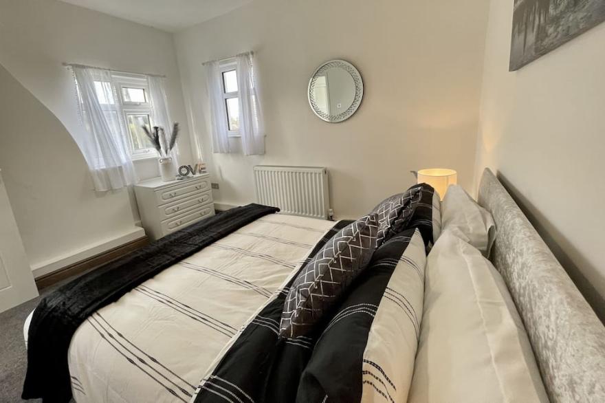 Luxury Cozy Cottage w/ HUGE Hot Tub (Alton Towers)