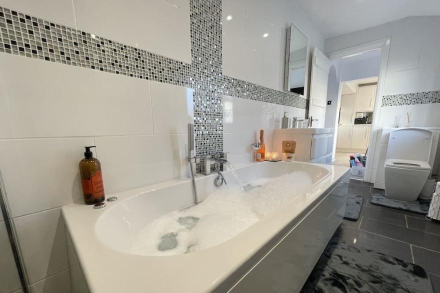 Luxury Cozy Cottage w/ HUGE Hot Tub (Alton Towers)
