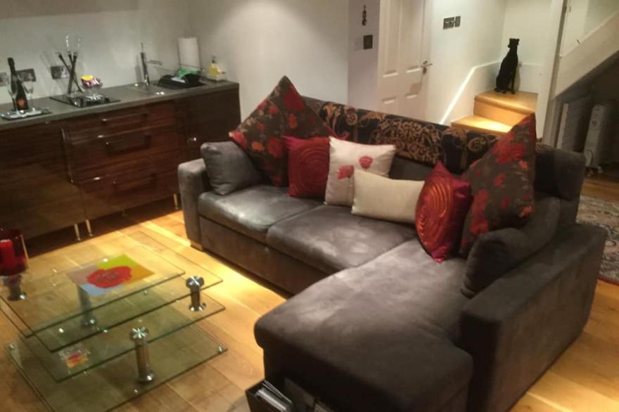 Cosy, Stylish Quintessential Historic Mews Flat in Hyde Park with Free WiFi
