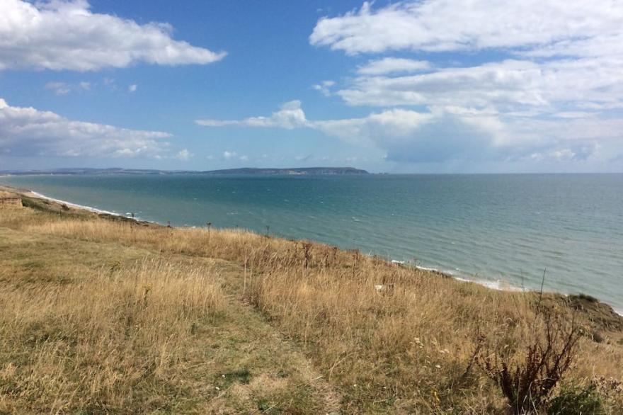 Cliff Top Studio, delightful self contained apartment, 50m from the Cliff Top.