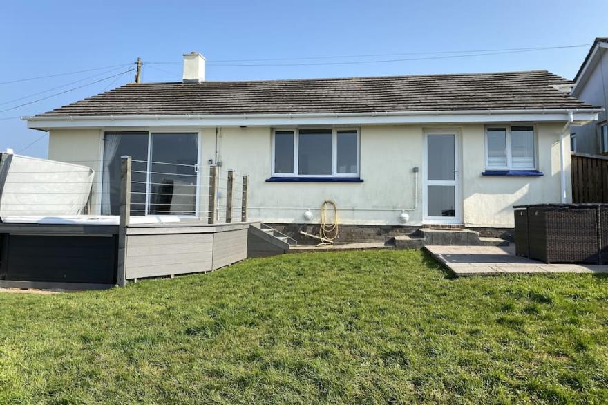 Tubbs Delight Family and dog friendly Bungalow With Hot Tub and Countryside View