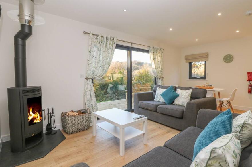 ASHWOOD, pet friendly, luxury holiday cottage in Lostwithiel