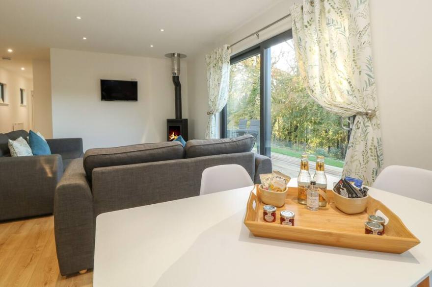 ASHWOOD, pet friendly, luxury holiday cottage in Lostwithiel