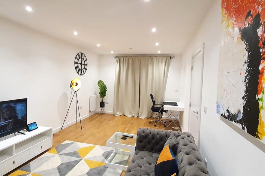 Garland Modern 3 Bedroom House, Westfield-Stratford With Parking