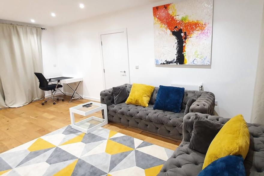 Garland Modern 3 Bedroom House, Westfield-Stratford With Parking