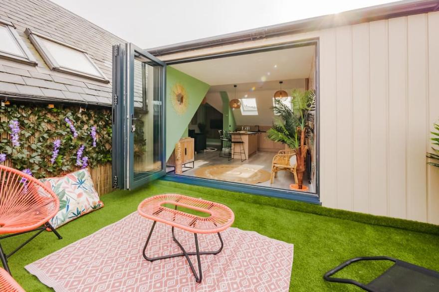 Stylish 2-Bed Ibizia Inspired Duplex Apartment with Roof Terrace!