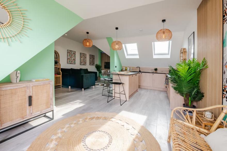 Stylish 2-Bed Ibizia Inspired Duplex Apartment with Roof Terrace!