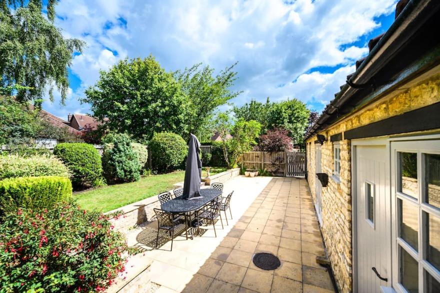 FARMCOURT BARN 55 EASTFIELD LANE, family friendly in Welton