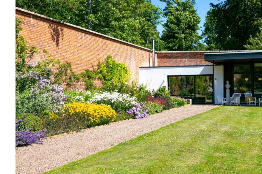 Leuchie Walled Garden Luxury mid-Century holiday home that sleeps 12,