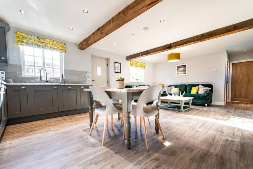 FARMCOURT BARN 57 EASTFIELD LANE, family friendly in Welton