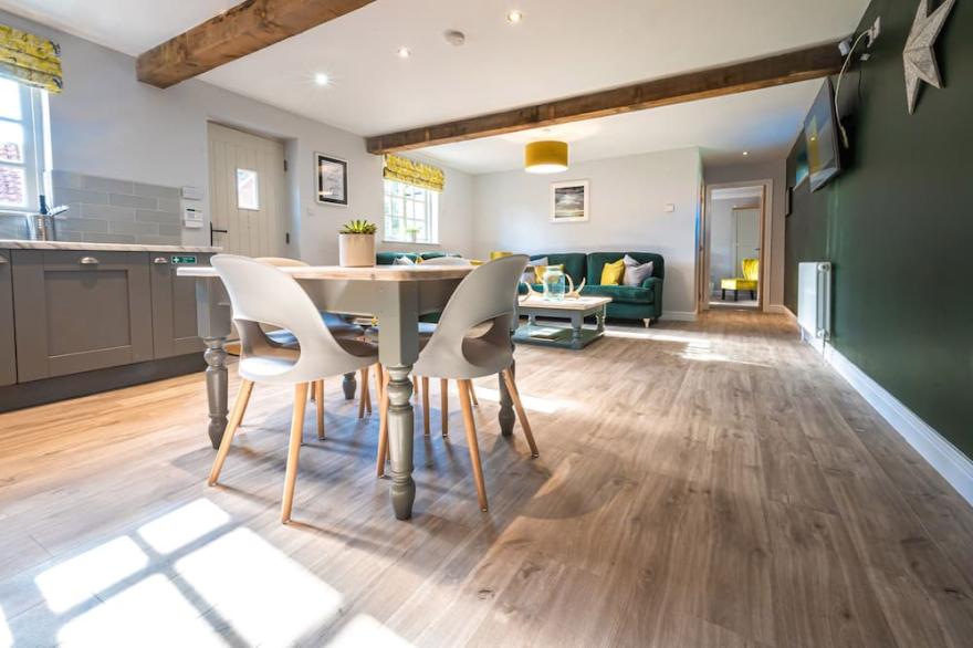 FARMCOURT BARN 57 EASTFIELD LANE, family friendly in Welton