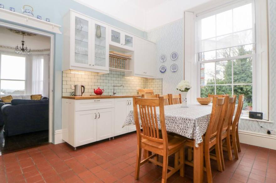 HOLCOMBE HOUSE, pet friendly, character holiday cottage in Torquay
