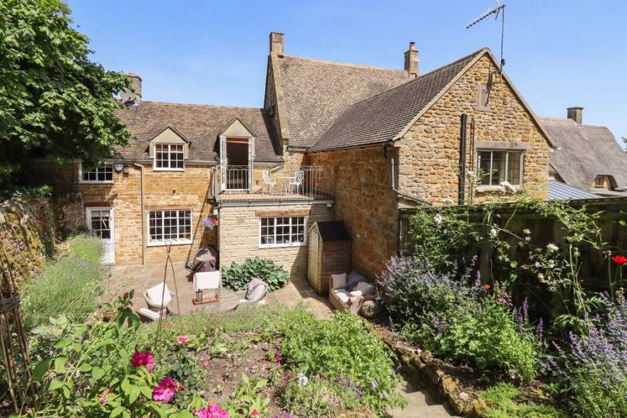 1 THE LANE, pet friendly, with a garden in Chipping Norton