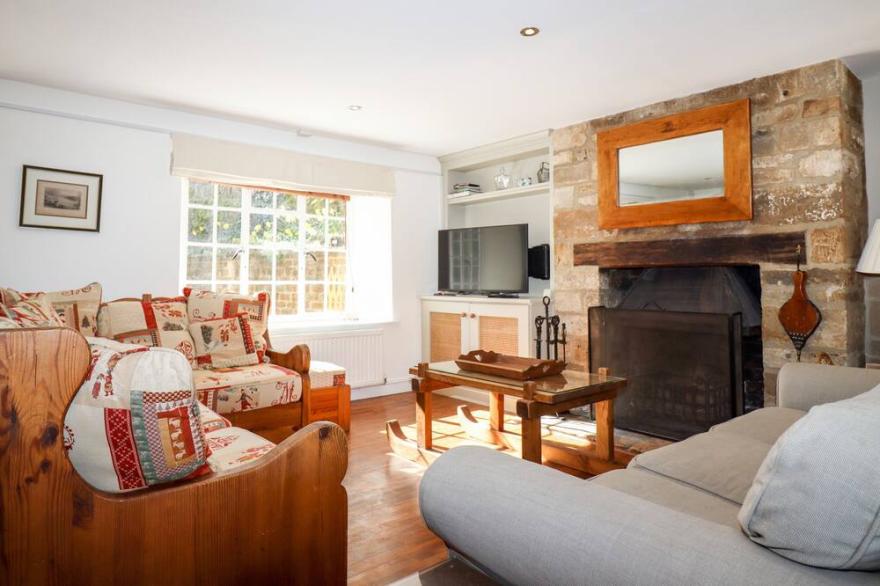 1 THE LANE, pet friendly, with a garden in Chipping Norton