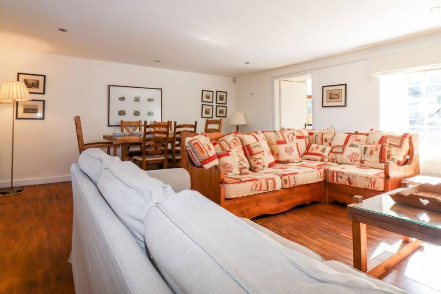 1 THE LANE, pet friendly, with a garden in Chipping Norton