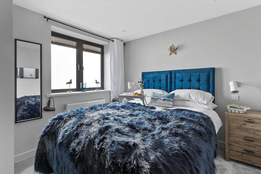 Architect designed luxury apartment with parking, central Dartmouth
