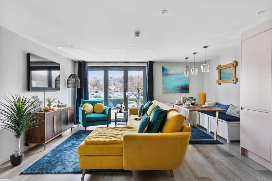 Architect designed luxury apartment with parking, central Dartmouth