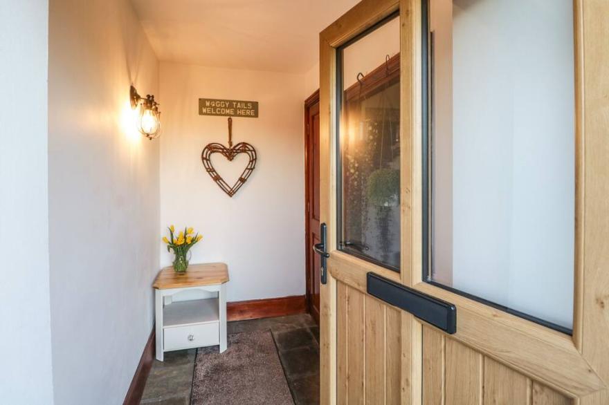 THE OLD ROOKERY, pet friendly, character holiday cottage in Ulverston