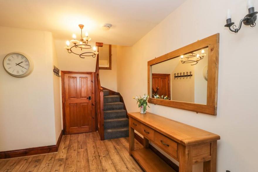 THE OLD ROOKERY, pet friendly, character holiday cottage in Ulverston
