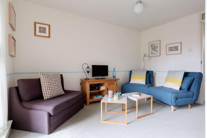 St Katharine Docks | By Tower Bridge | Studio Flat