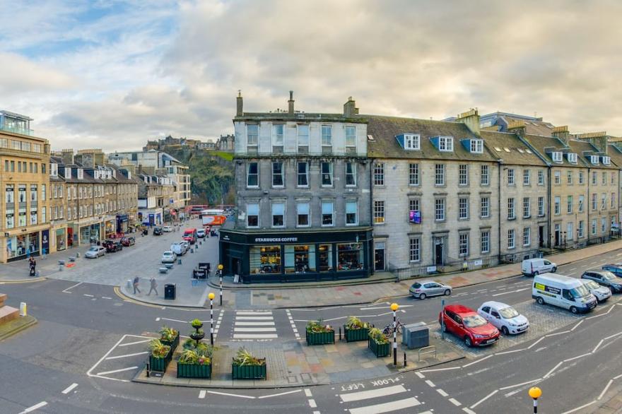 Luxury central Edinburgh with stunning views of castle!