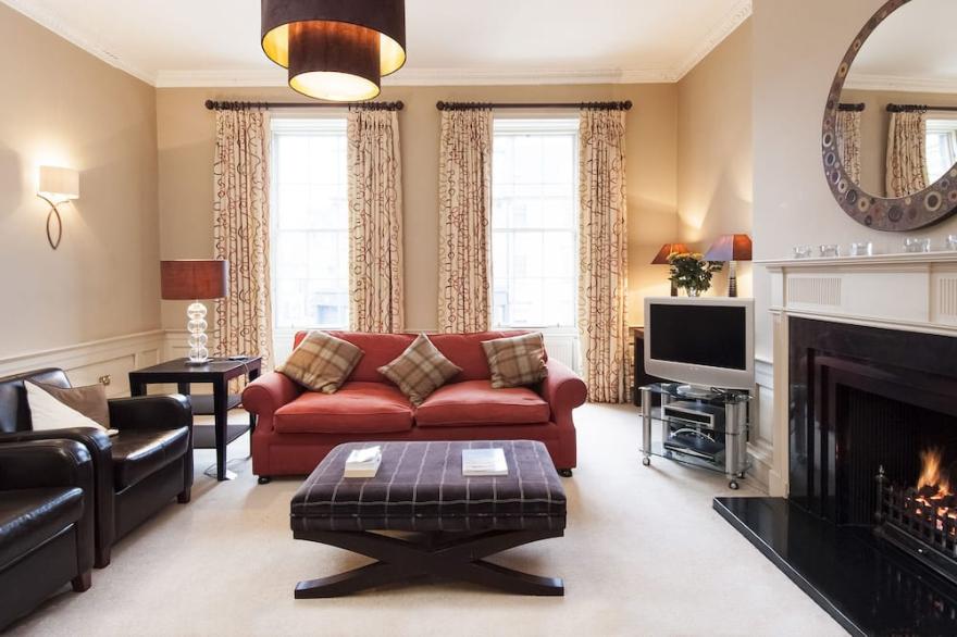Luxury central Edinburgh with stunning views of castle!