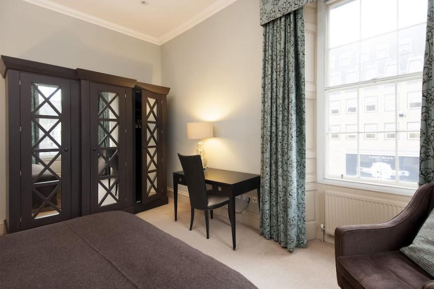 Luxury central Edinburgh with stunning views of castle!