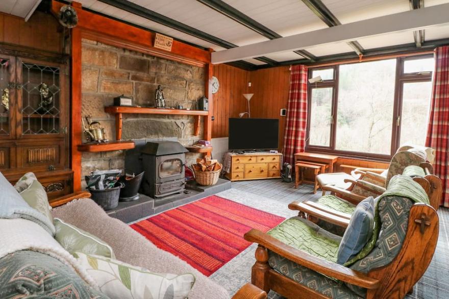 COIRE-DHIUBH, pet friendly, character holiday cottage in Glenfinnan