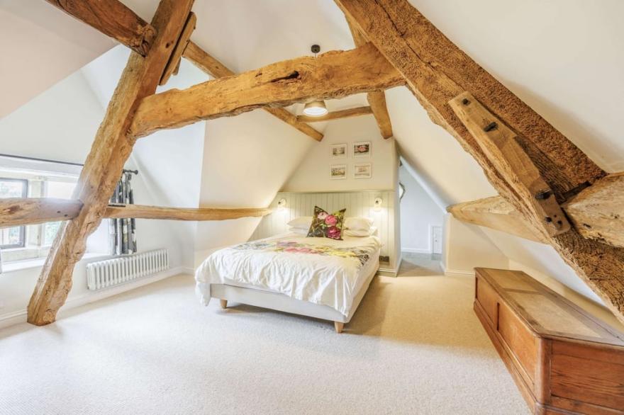 Three bedroom Cotswold holiday home near Bourton-on-the-Water -The Old Farmhouse