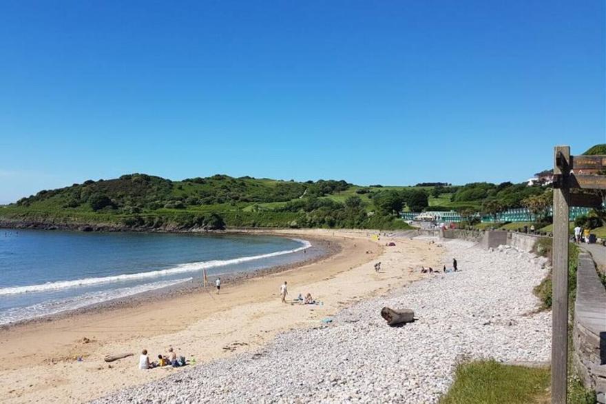 Beach Rocks - Two Bedroom House, Sleeps 4