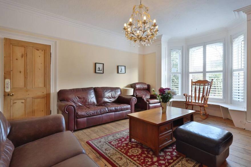 Chic five bedroom three storey house sleeping 10 with parking for 4 cars