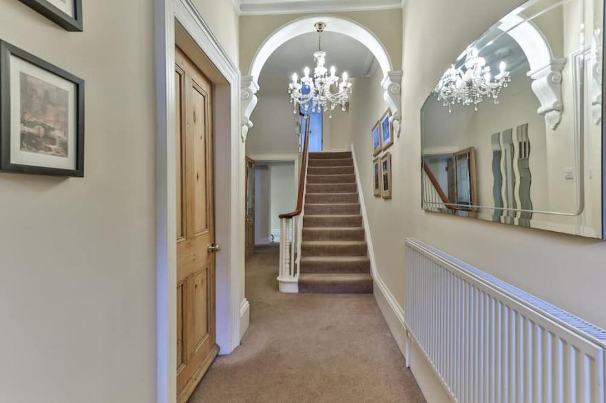 Chic five bedroom three storey house sleeping 10 with parking for 4 cars