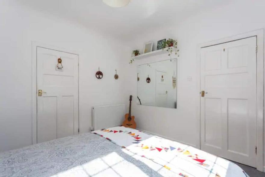 Cosy Scandi apartment, nr great coffee, dining, and beautiful sunset beach walks