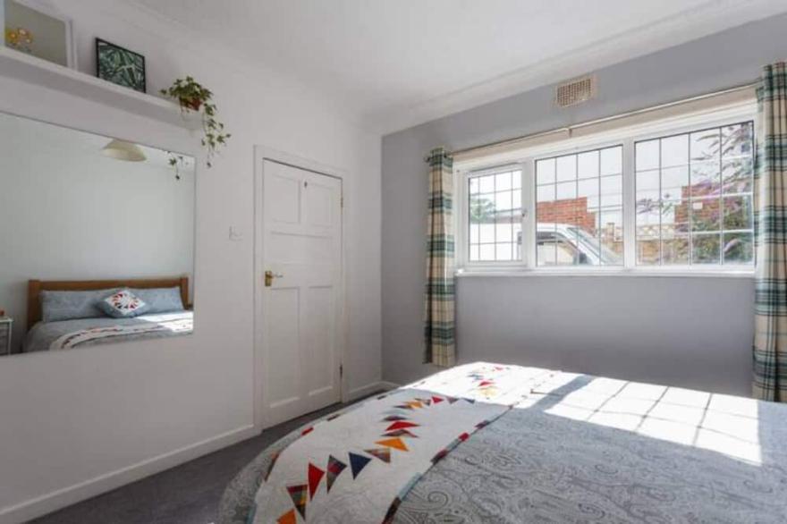 Cosy Scandi apartment, nr great coffee, dining, and beautiful sunset beach walks