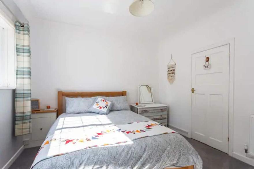 Cosy Scandi apartment, nr great coffee, dining, and beautiful sunset beach walks